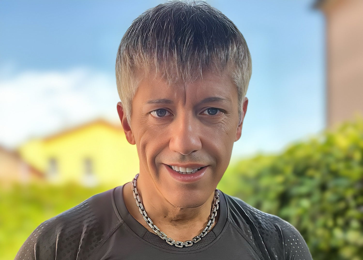 Uomo sportivo all’aperto, ritratto fitness per stile di vita attivo, benessere e allenamento funzionale