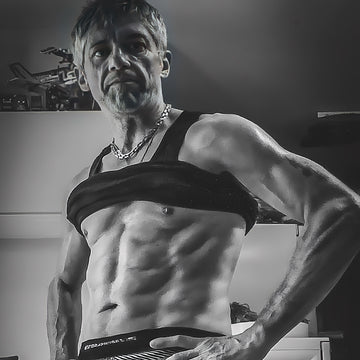 Uomo atletico con addominali definiti durante allenamento fitness per  definizione muscolare